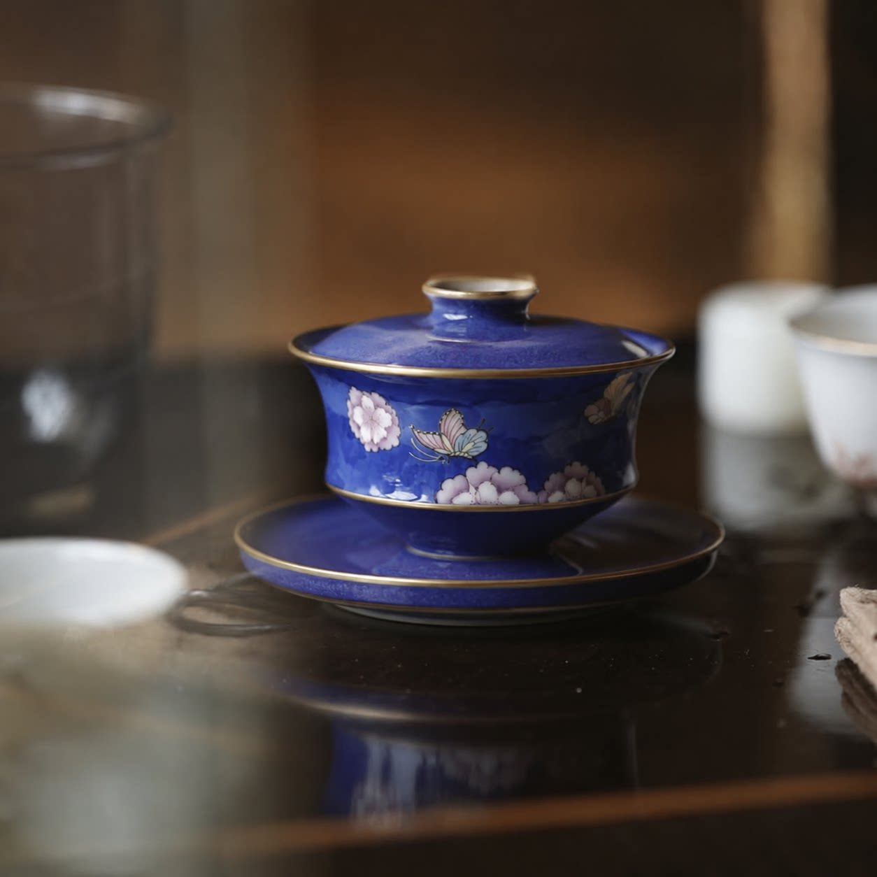 紫钧青花蓝地斗彩桃花蝴蝶盖碗