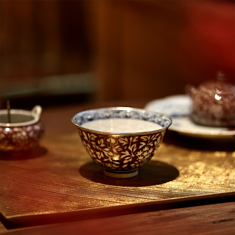 畅怀堂描银青花釉里红繁花似锦杯