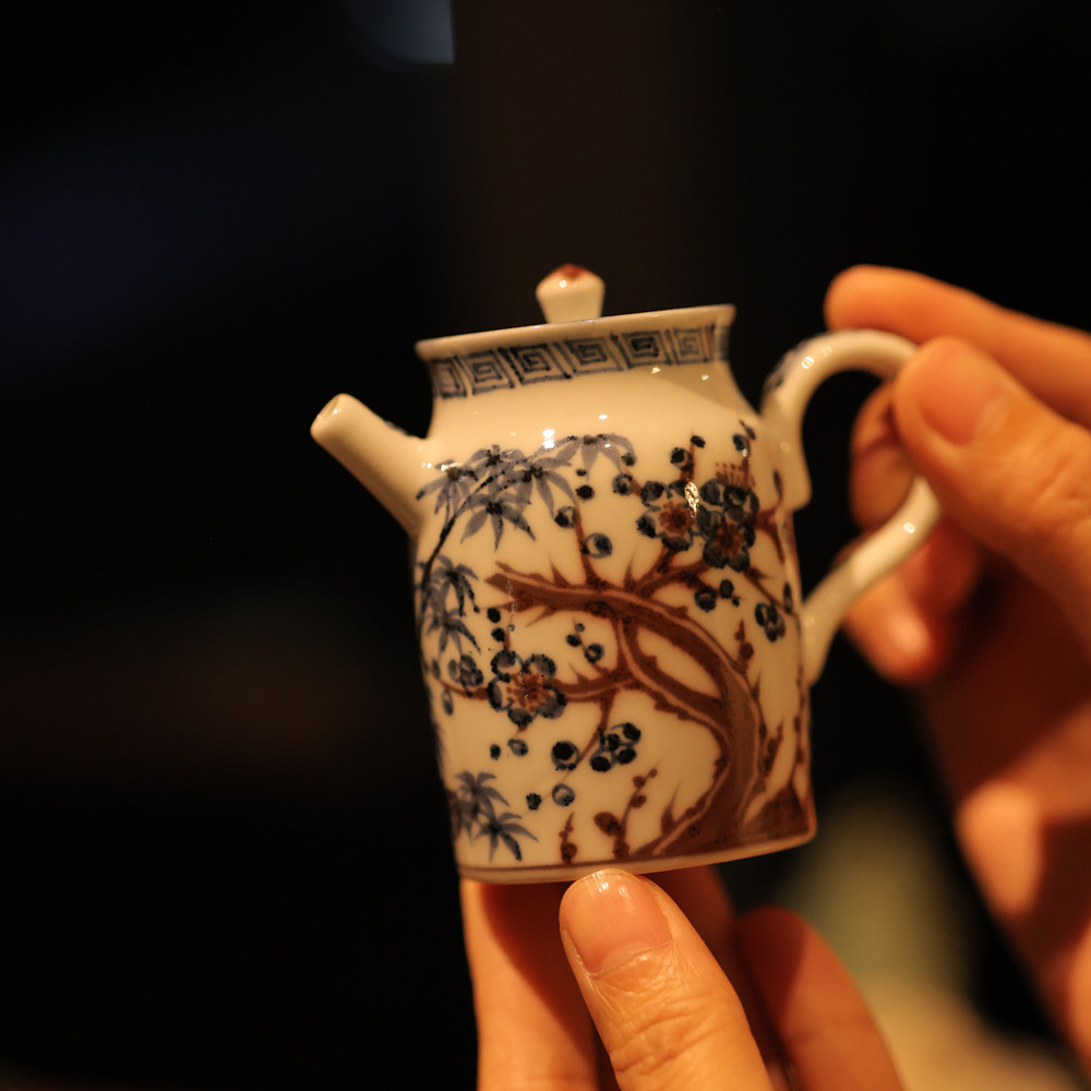 畅怀堂青花釉里红松竹梅汲直壶
