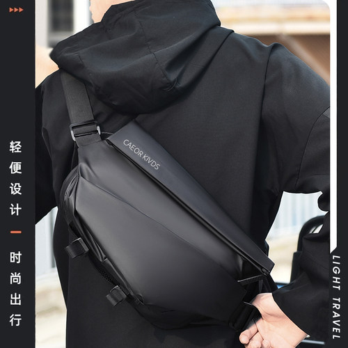 男士斜挎包单肩小背包男款潮牌男包机能邮差包男胸包时尚休闲男包