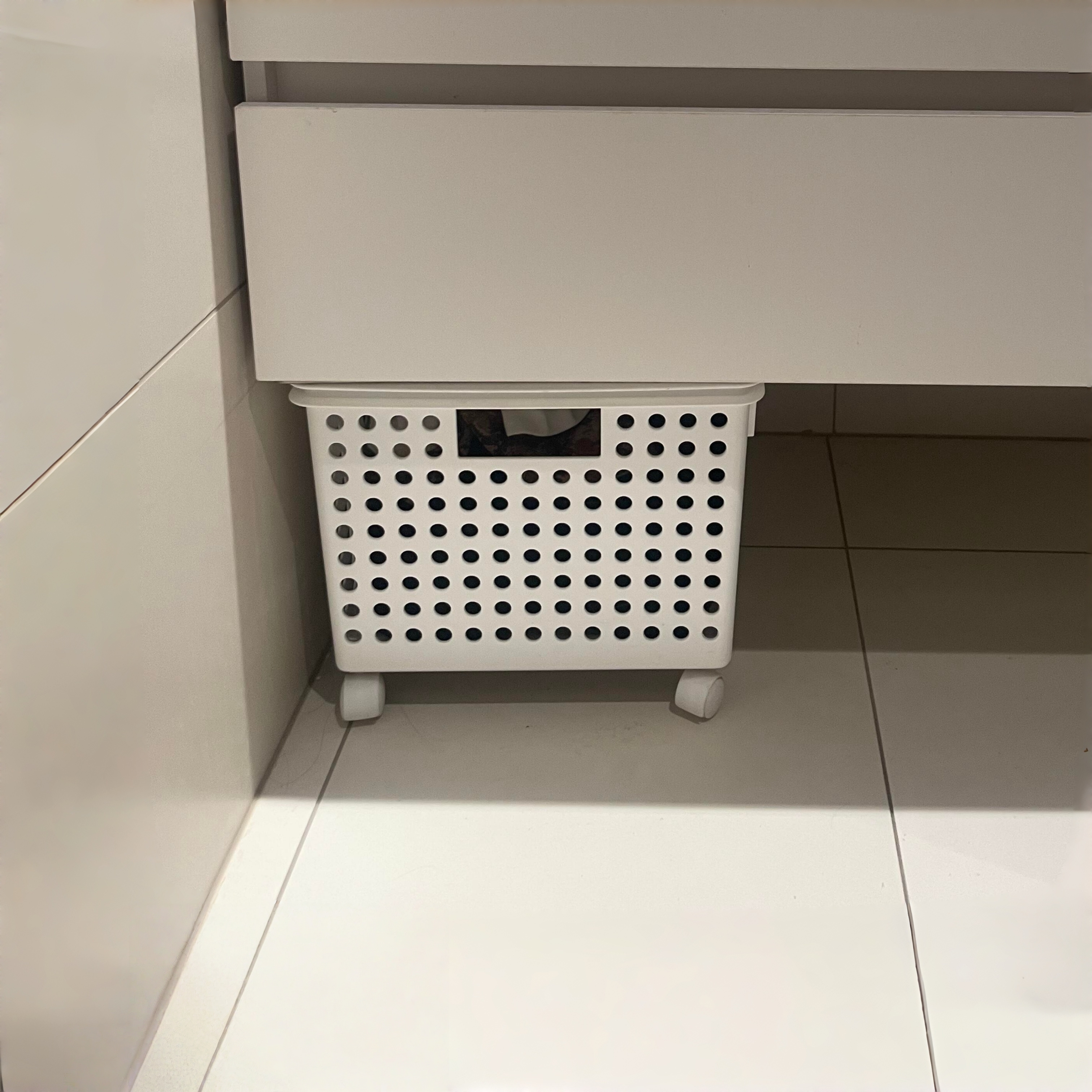 可以放到洗手池下的脏衣篮，好用