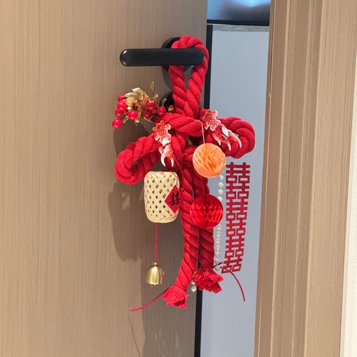 红色万字结挂在门上氛围感满满~
