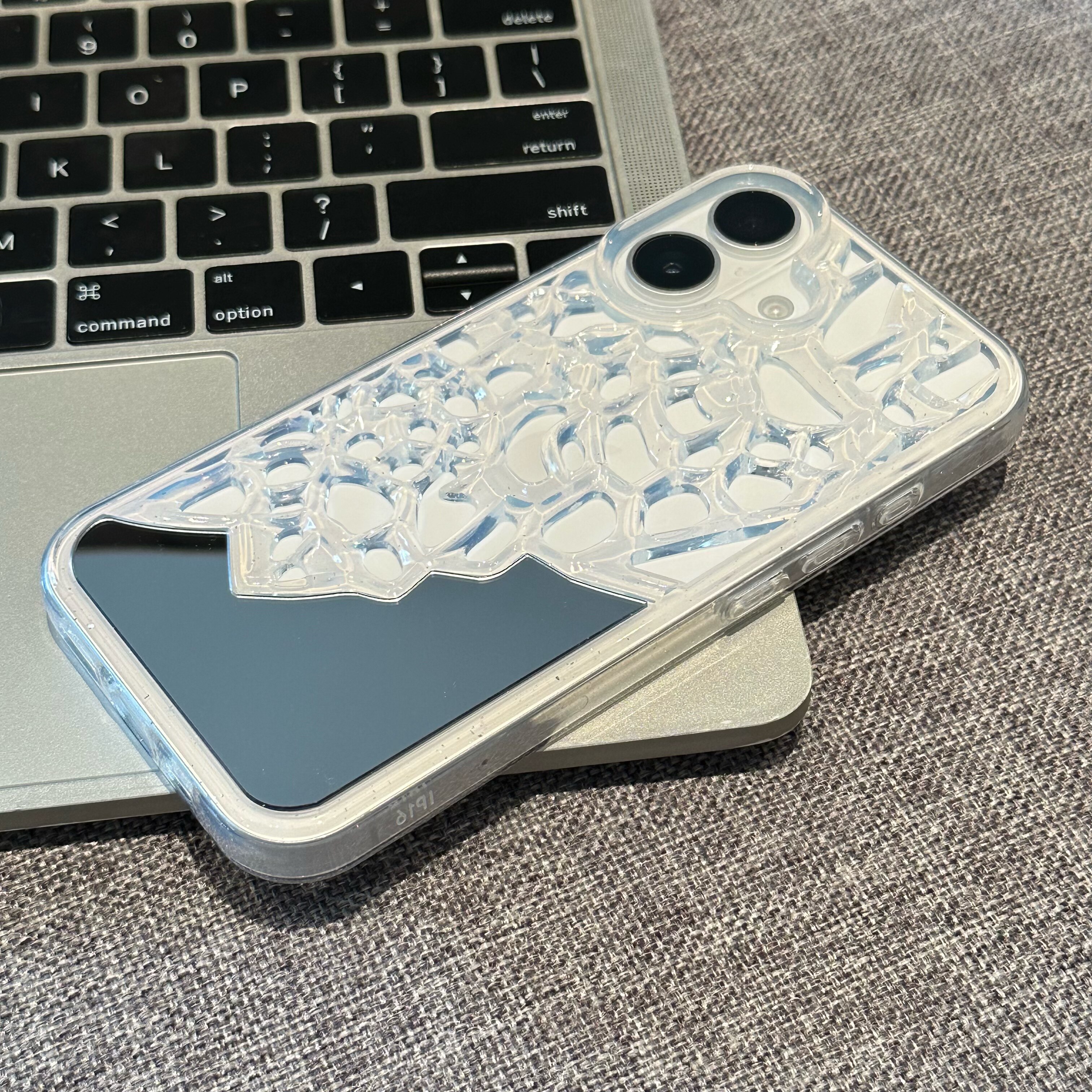 高颜值细闪镂空散热镜面壳适用苹果17promax手机壳iPhone16/15便携镜面14plus创意个性13pro磨砂潮牌12防摔11