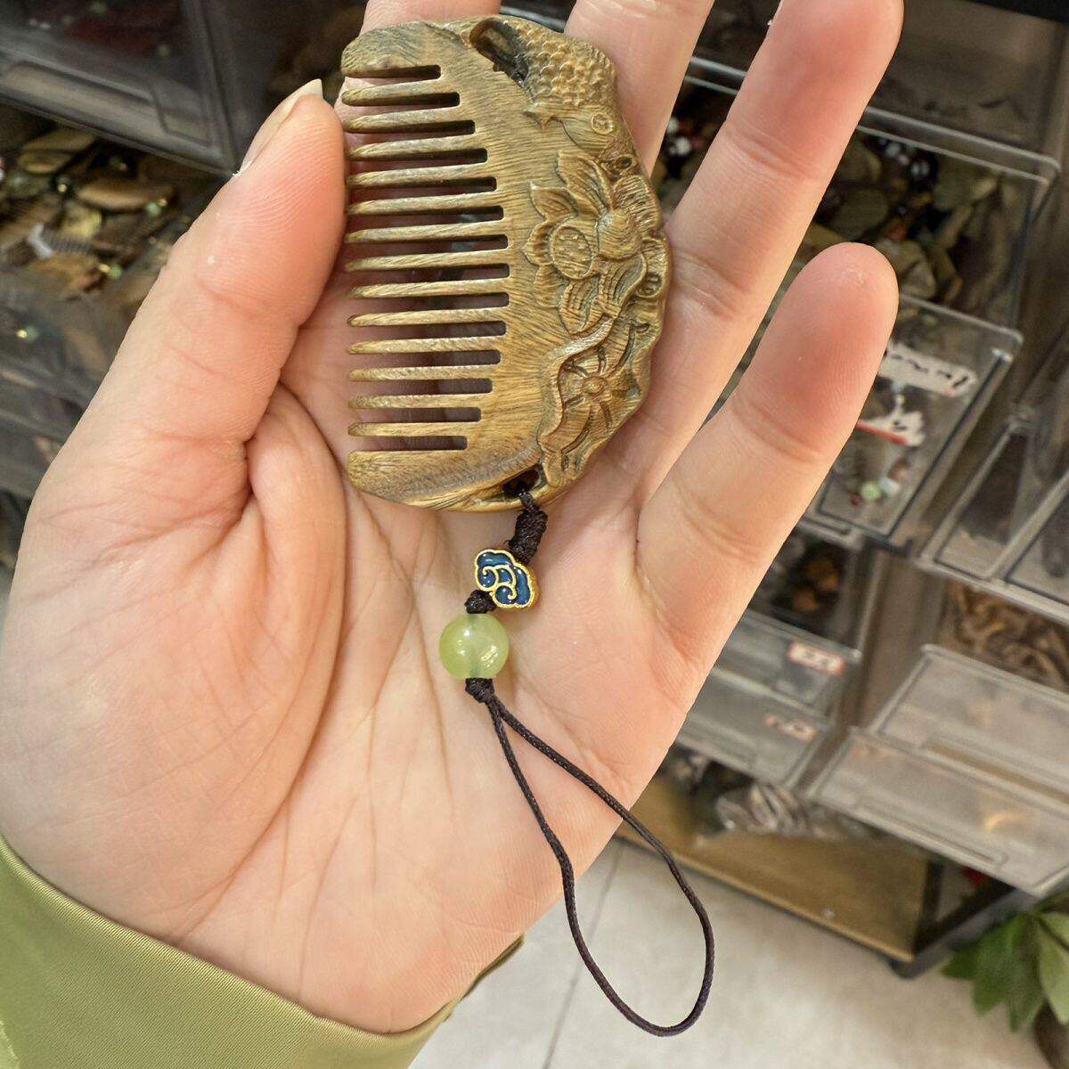 绿檀木雕鲤鱼荷花荷叶梳