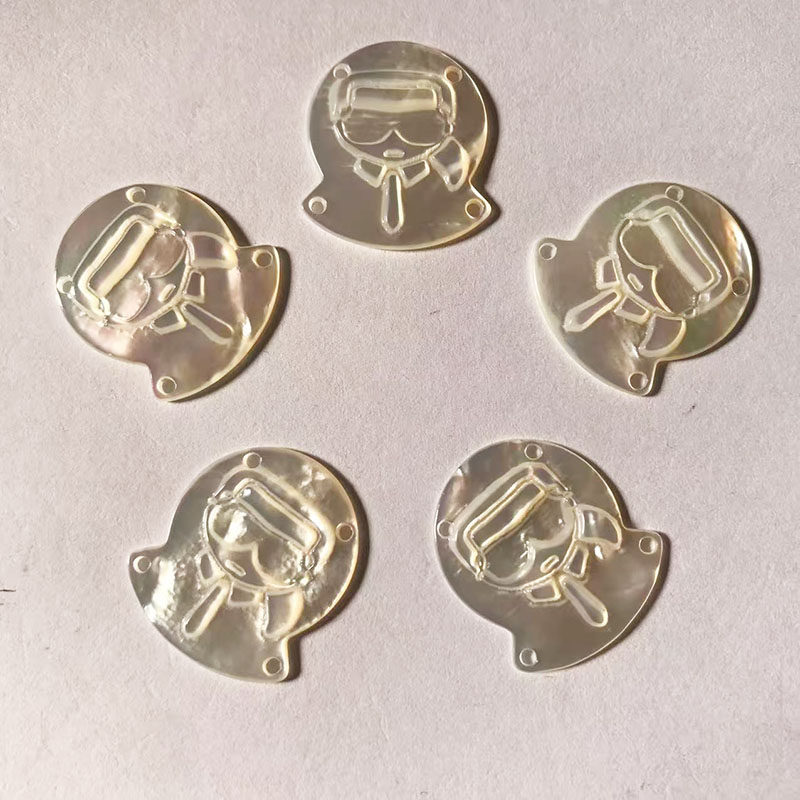 溢晶天然白碟珍珠母贝浮雕工艺标牌光泽感高级衣服大衣纽扣饰品