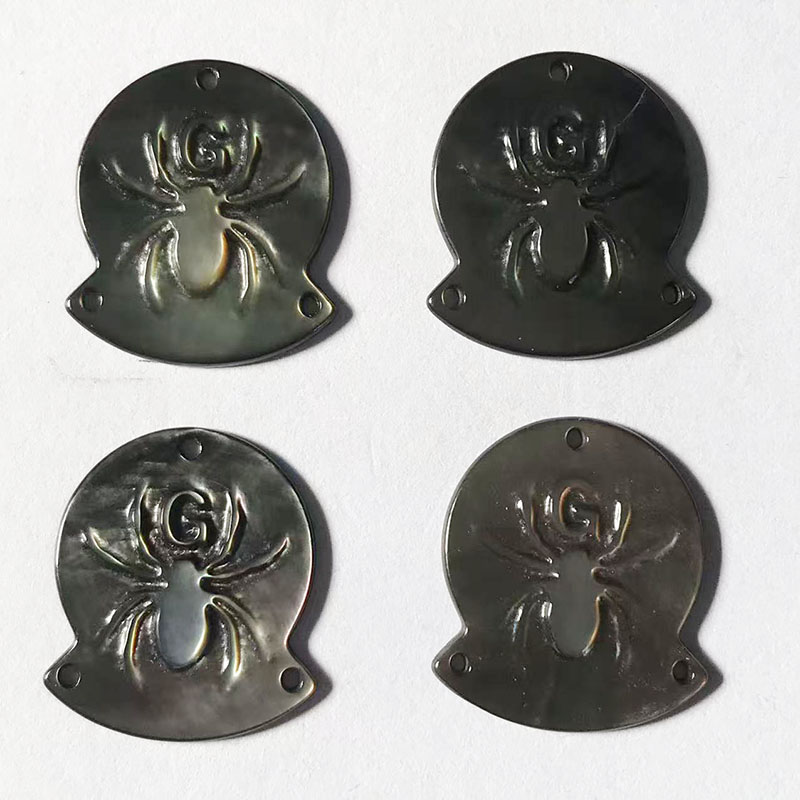 溢晶大溪地天然黑碟珍珠贝浮雕工艺标牌光泽感高级大衣辅料饰品