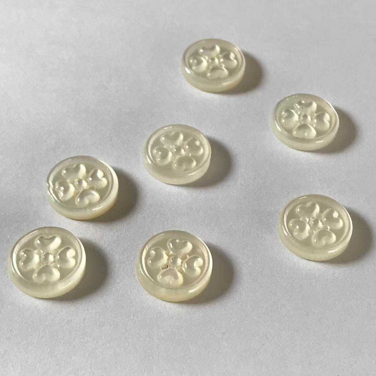 深海贝壳白碟珍珠贝母贝壳纽扣刻花心形创意特色百搭衣服装饰钮