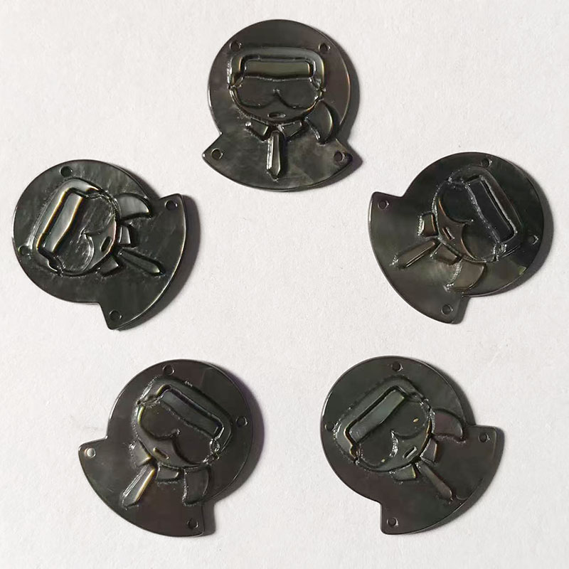 溢晶大溪地天然黑碟珍珠贝浮雕工艺标牌光泽感高级大衣辅料饰品