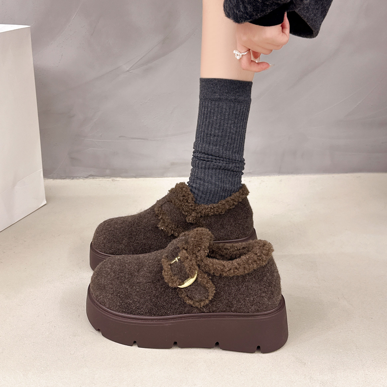 网红毛毛鞋女2025年冬季爆款一字扣松糕厚底加绒保暖可爱雪地靴潮