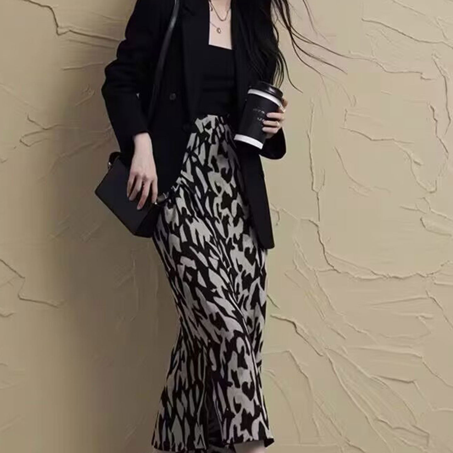 职业风黑色西装上衣印花半裙套装