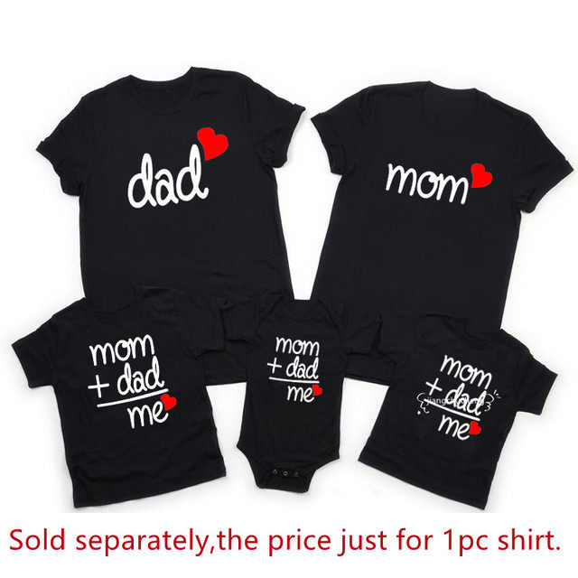 엄마 아빠 나 가족 일치하는 의상 아버지 딸 아들 천