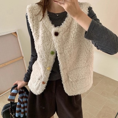 白色小香风羊羔毛马甲女秋冬外穿宽松无袖坎肩韩系叠穿爱心扣背心