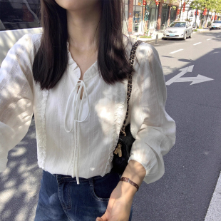 别致温柔风衬衣独特漂亮上衣 女秋季 法式 气质白色系带蕾丝刺绣衬衫
