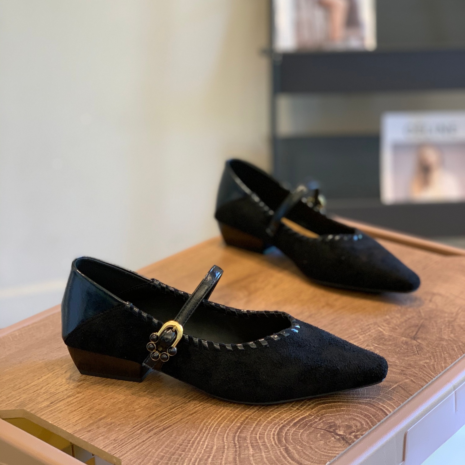 尖头粗跟浅口扣带拼接复古单鞋