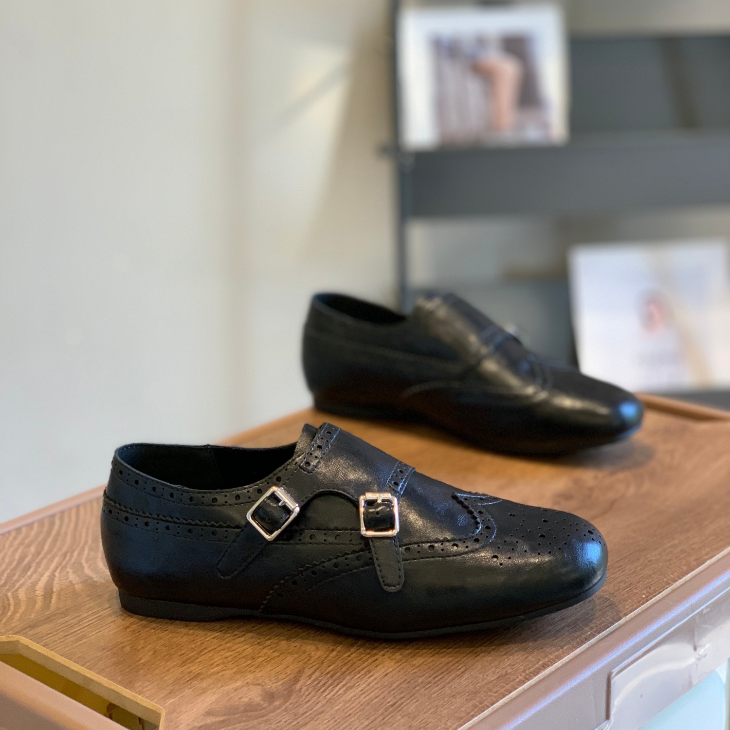 绒布内里方头平底复古雕花乐福鞋