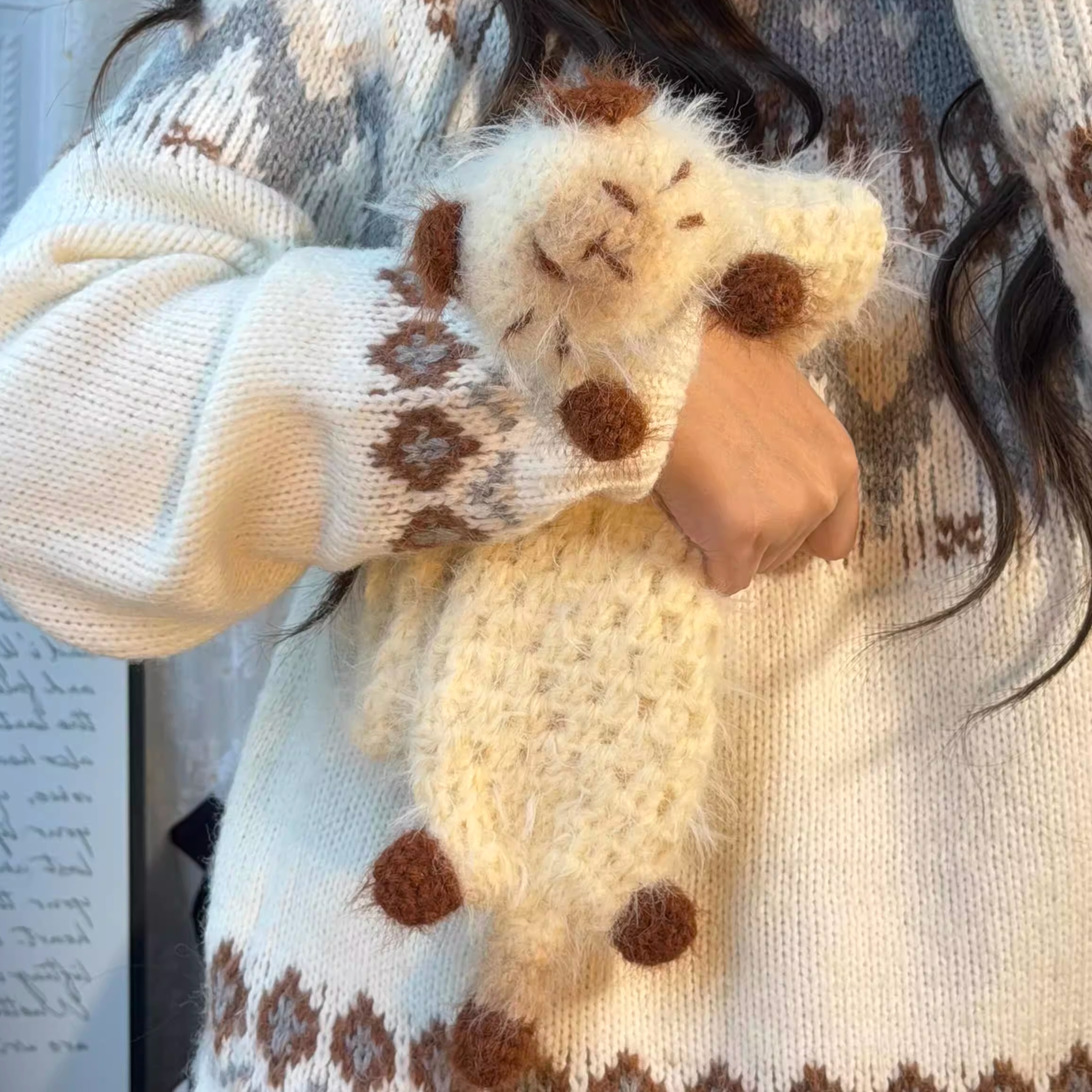 跟好朋友一人一条的小猫围巾～