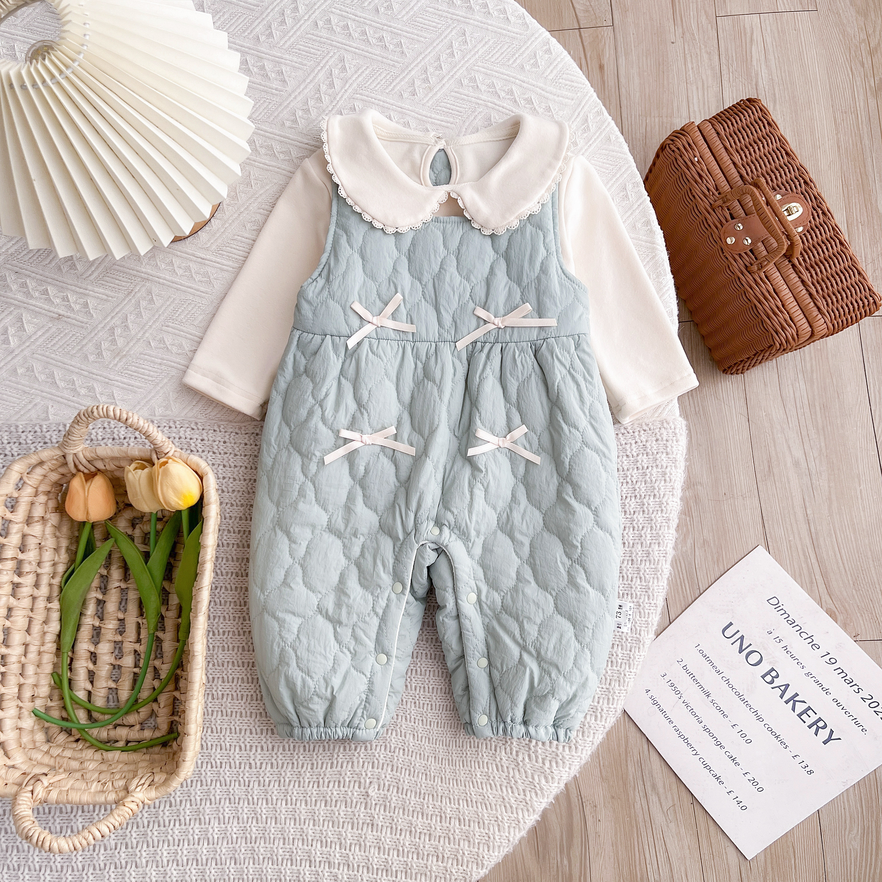 婴儿衣服秋冬款女宝宝洋气小套装翻领上衣加绒背带裤儿童外出服