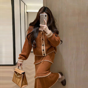 2025巨好看棕色翻领针织毛衣开衫半身裙子套装女装超火冬装一整套