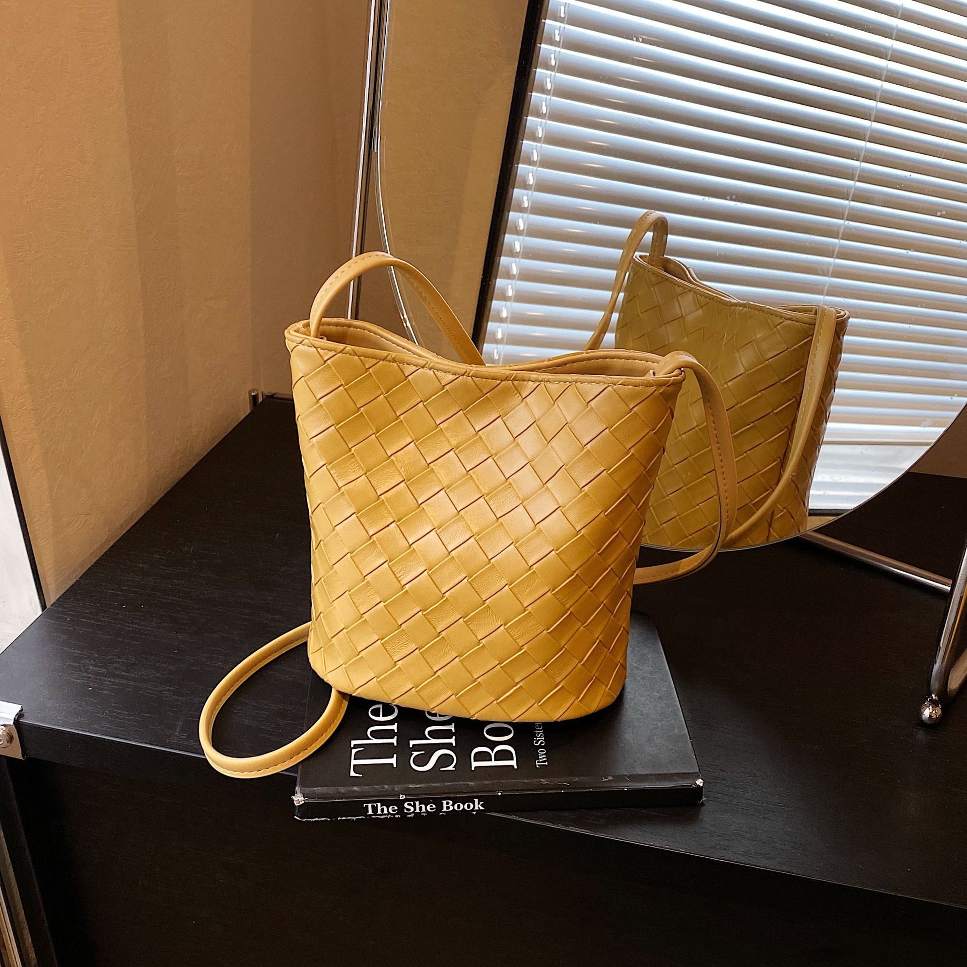 包包2025新款高级感单肩斜挎编织手机包质感手提水桶女包