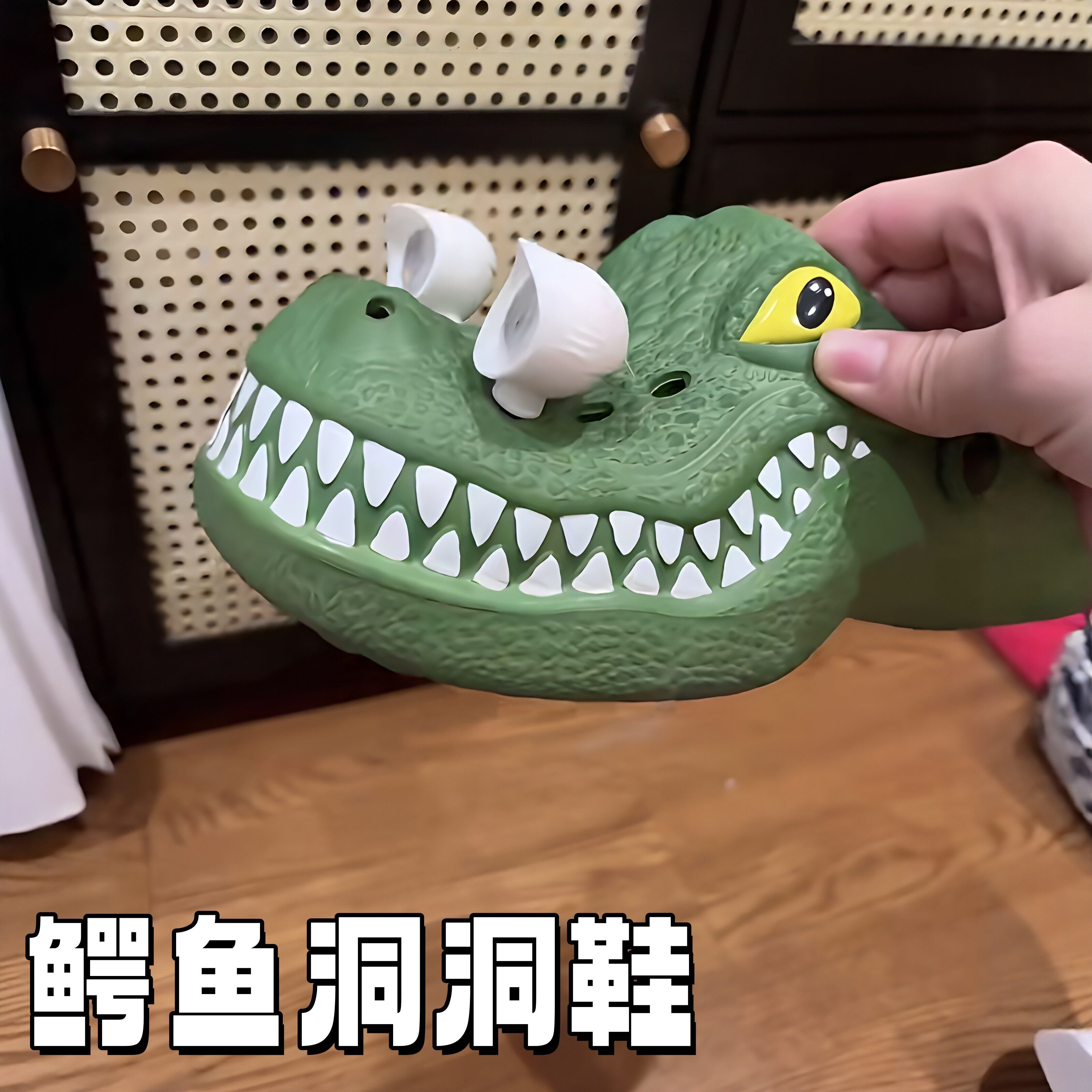 鳄鱼包头防滑透气洞洞鞋