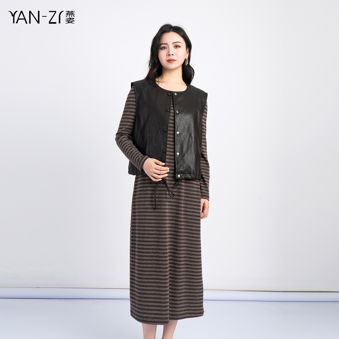 燕姿服饰春季新款韩系慵懒风条纹连衣裙复古PU皮马甲套装商场同款