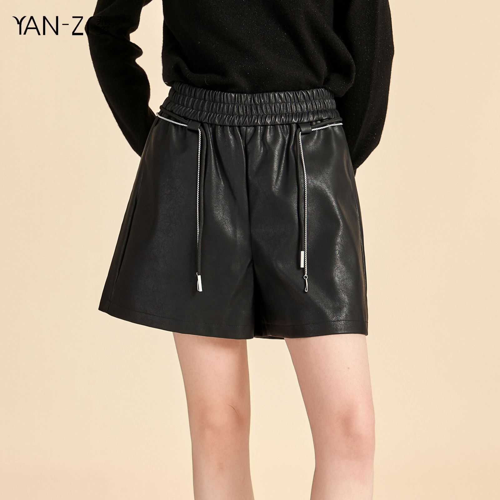 燕菲妮2024早春新款时尚甜酷链条装饰PU短裤简约百搭女商场同款