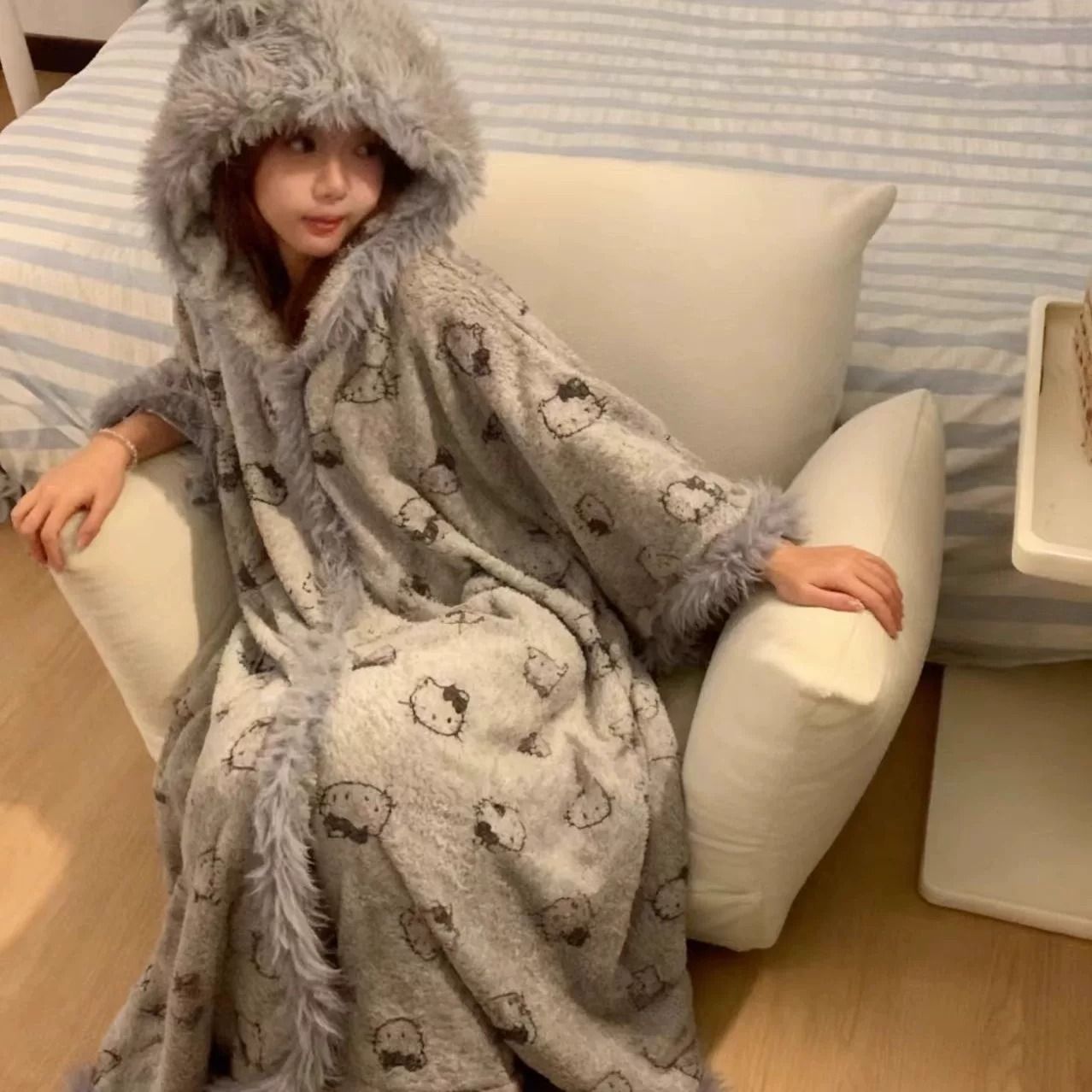 毛茸茸KT猫睡衣女冬季珊瑚绒可爱连帽加厚长毛绒甜美少女睡袍套装