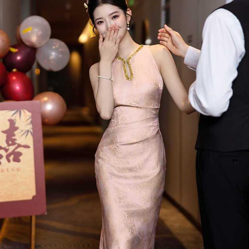 新中式高端大气上档次年轻款晨袍旗袍订婚礼服粉色挂脖新娘敬酒服