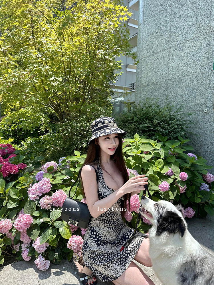 度假连衣裙女名媛气质纯欲风性感露背挂脖系带小雏菊印花收腰短裙