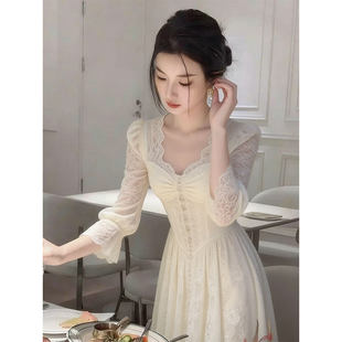 法式温柔风白色蕾丝连衣裙女长袖方领收腰显瘦气质裙优雅名媛风