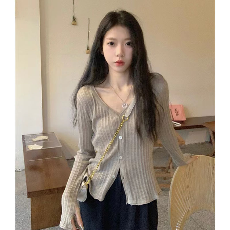 초가을 브이넥 버튼 디자인 슬림핏과 활용도 높은 밑단 셔츠 얇고 청순하면서도 섹시한 달콤한 솔리드 컬러 니트 가디건