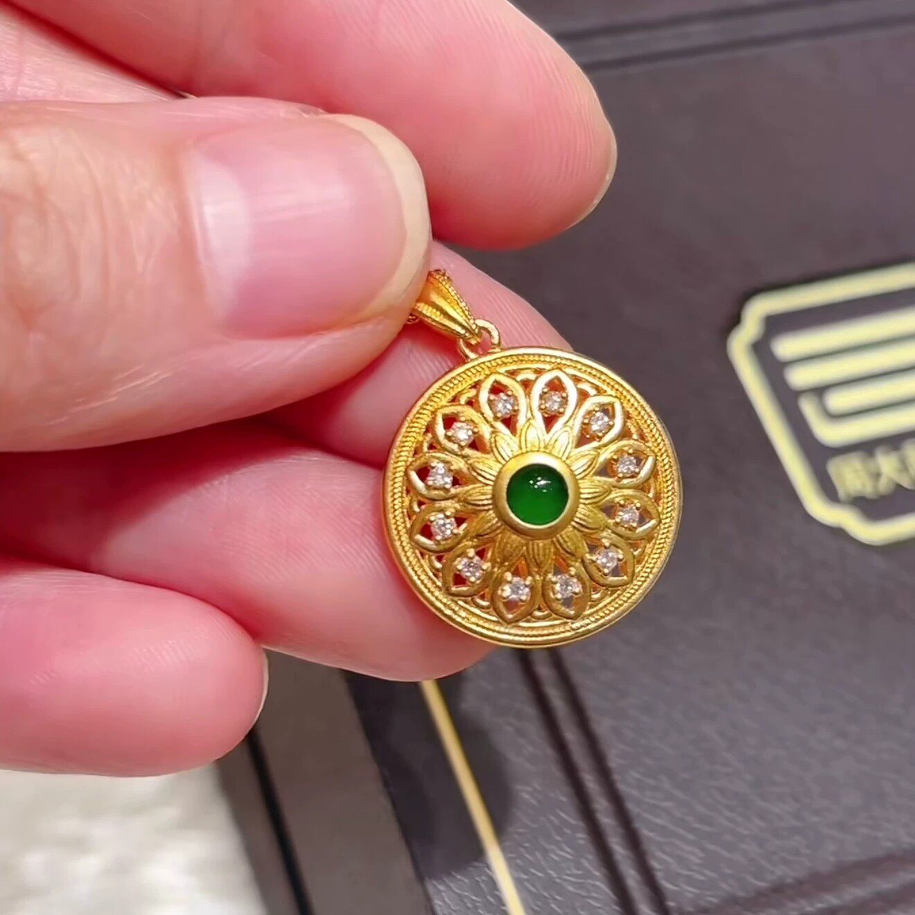 周大福代购 国萃传承系列宝相福瑞足金黄金钻石翡翠吊坠新款CW146
