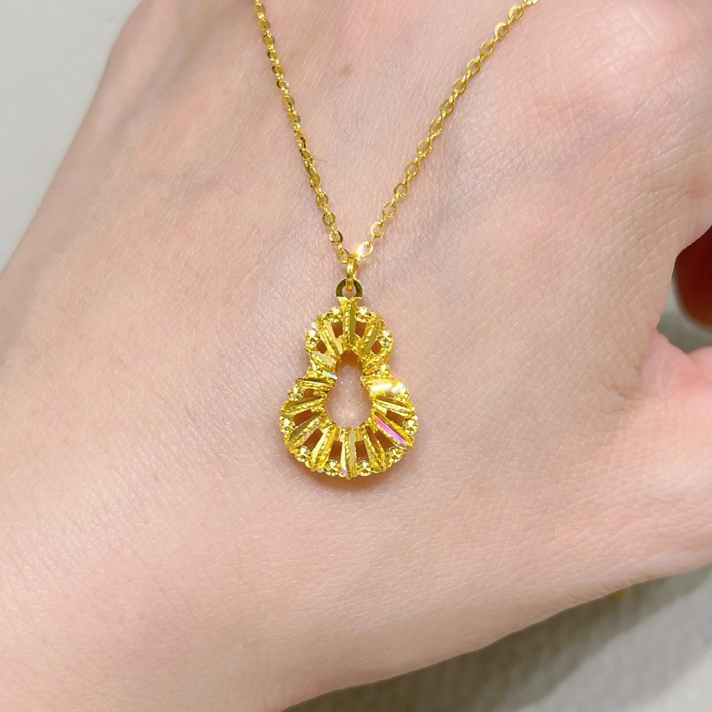 六福珠宝光影金爆闪葫芦黄金吊坠