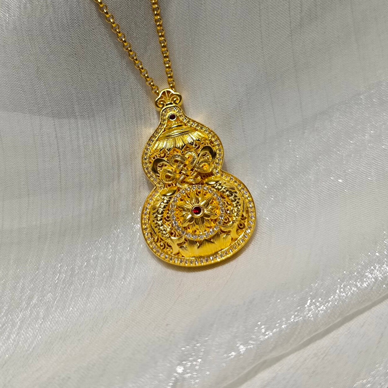 周大福新款传承八宝葫芦镶钻项链图片