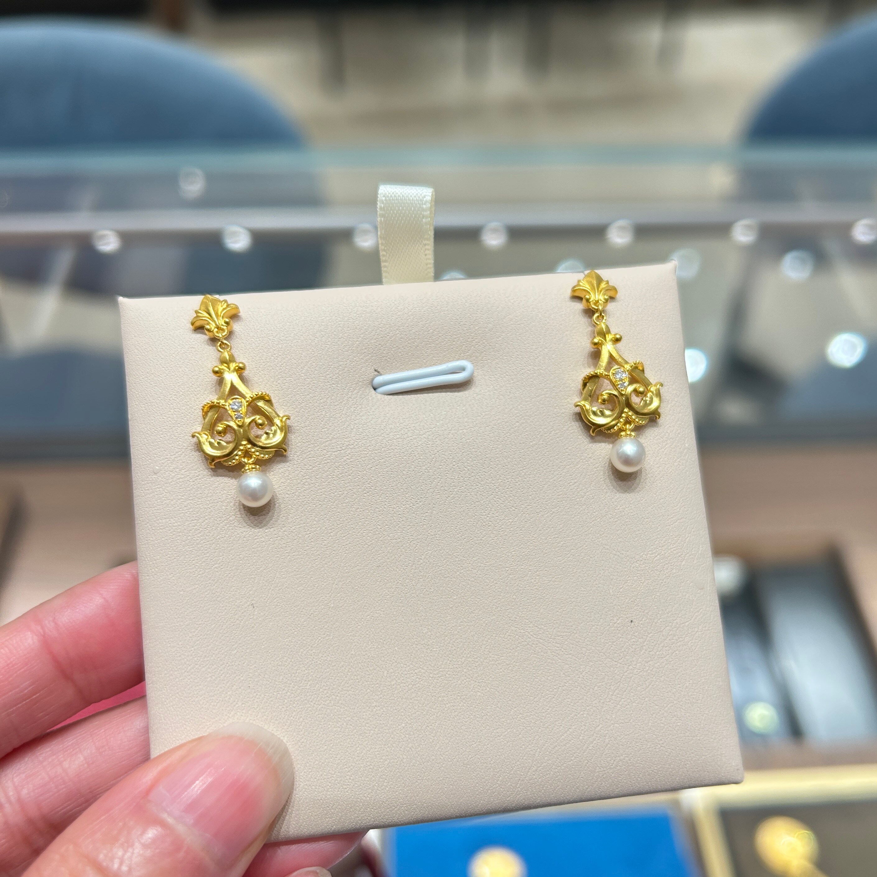 TSL谢瑞麟代购 宫廷风鸢尾花丝足金黄金珍珠钻石耳钉耳饰女定价