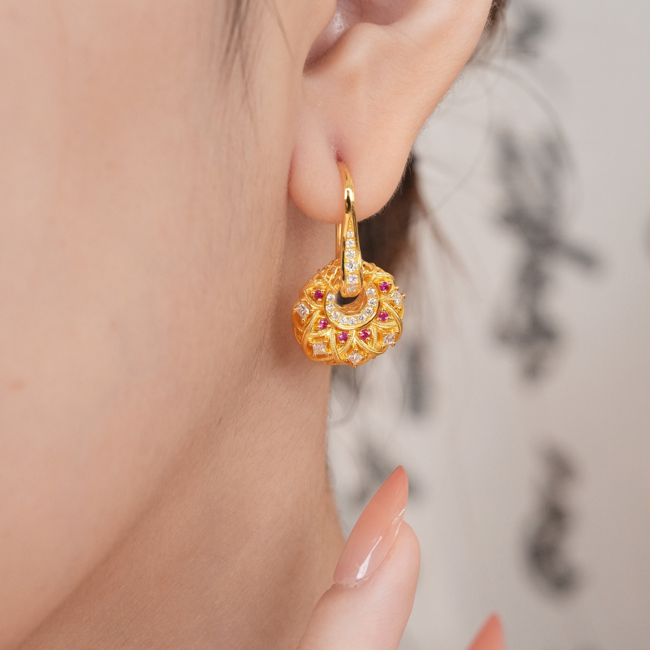 六福珠宝代购 唐宫夜宴足金菱格黄金镶钻红宝石耳饰 新款专柜正品