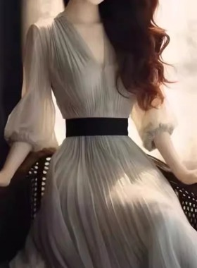 Elegant and dignified light gray dress端庄大气浅灰色连衣裙子