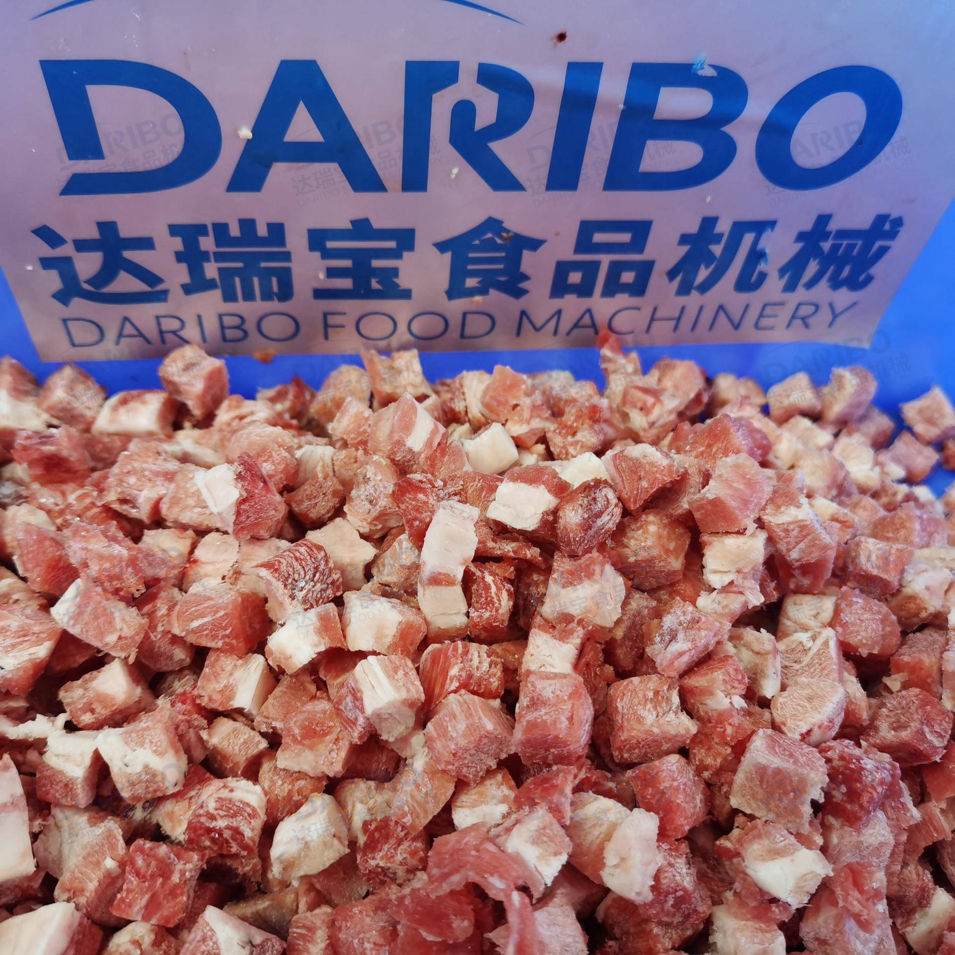 *连续式排骨切粒机 腊排骨腊肉切块机草鱼青鱼剁块机冷冻牛肉切丁