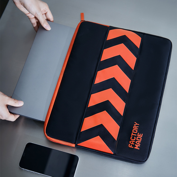 BMW/宝马FACTORY MADE 「工厂制造」手拿撞色电脑包