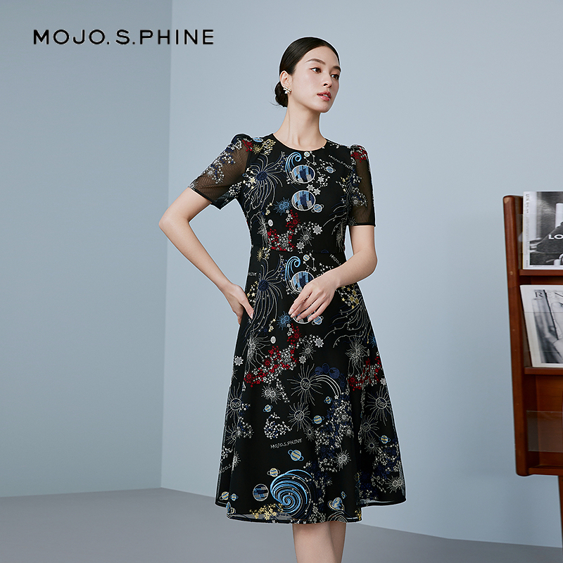 MOJO莫佐优雅复古印花修身连衣裙2025年新款时尚A摆长裙朗姿集团
