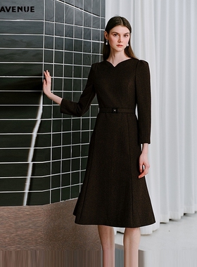 MOJO AVENUE莫佐2025新款复古小V领连衣裙女秋冬巧克力色通勤收腰