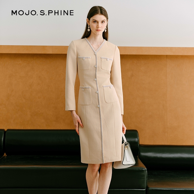 MOJO莫佐2025新款复古格调修身连衣裙女秋冬立体剪裁正肩V领长袖