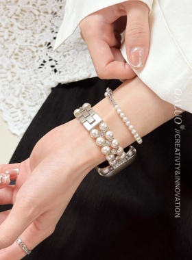 QALUO新款小香风仿珍珠表带适用apple watchS11/S10表带iwatch9苹果手表se/8/7/6/5/4代41/45mm金属高级女生