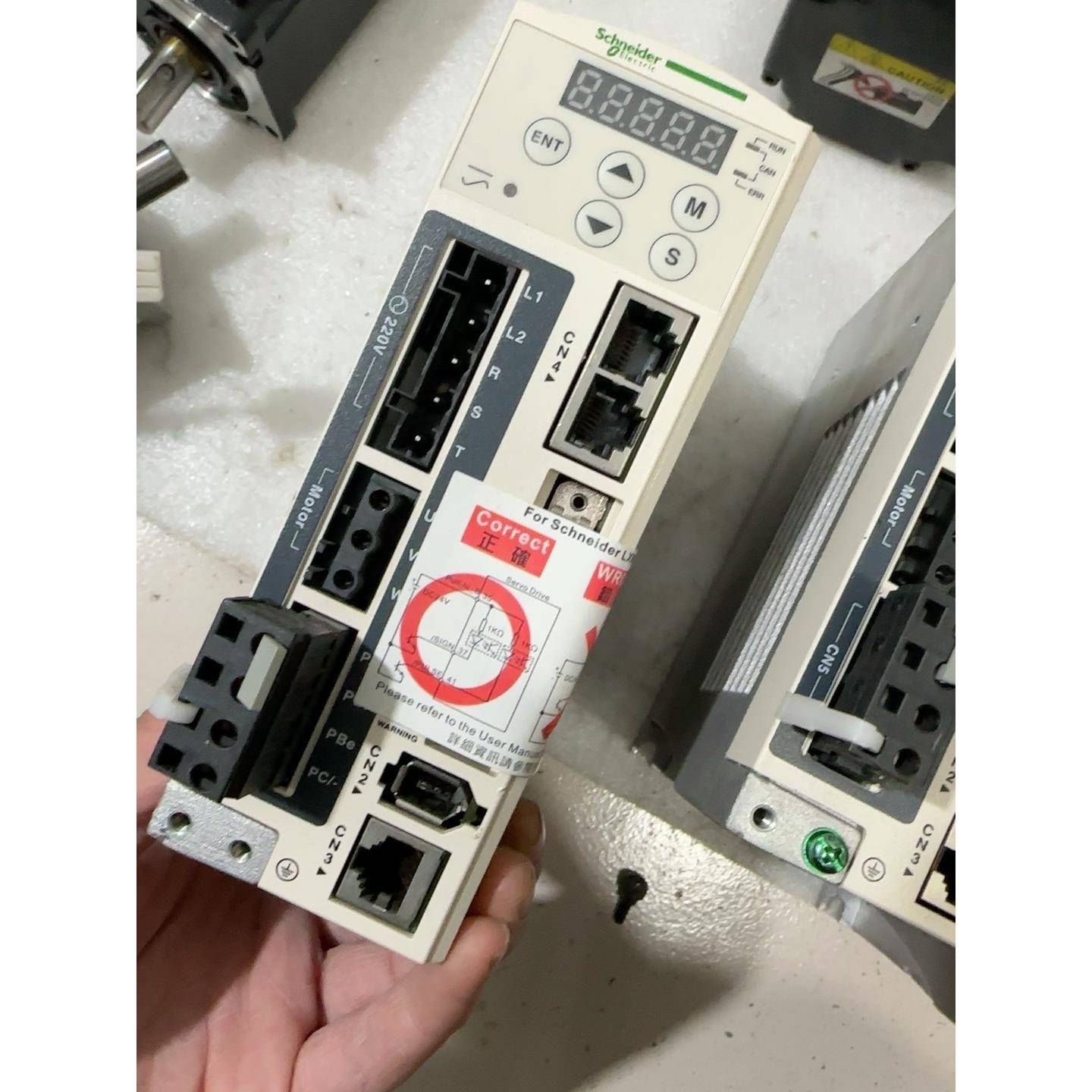 伺服电机驱动器 LXM23AU04M3X，数量3台，单