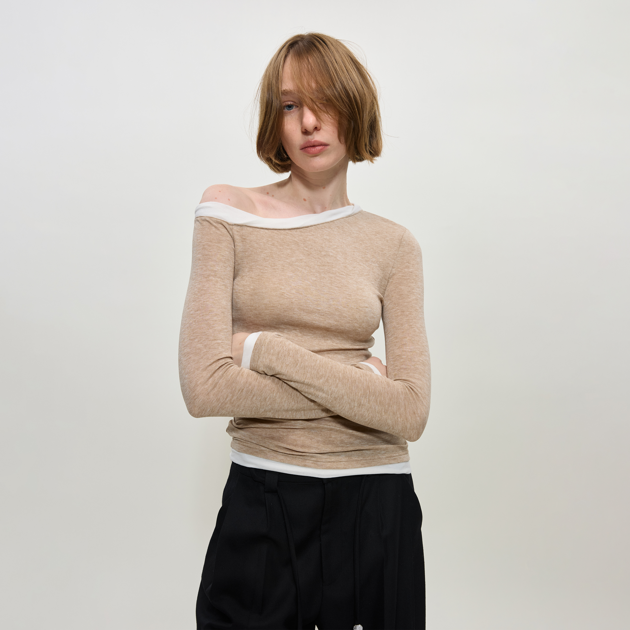 PHISM【新品发布】25年秋冬新品单肩扭扭拼条弹性女款露肩长袖T恤