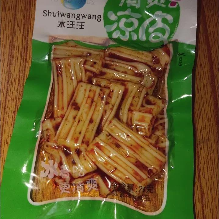 清爽水汪汪凉皮辣条爽口脆8090怀旧零食辣片儿时麻辣休闲小吃解馋