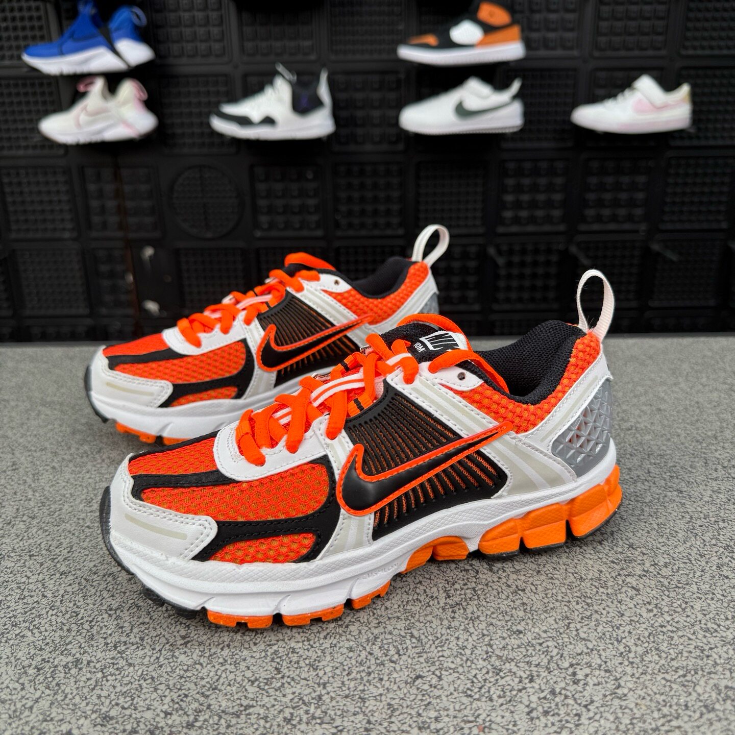 NIKE VOMERO耐克正品儿童中童春夏透气软底时尚运动鞋童鞋 HF6998图片