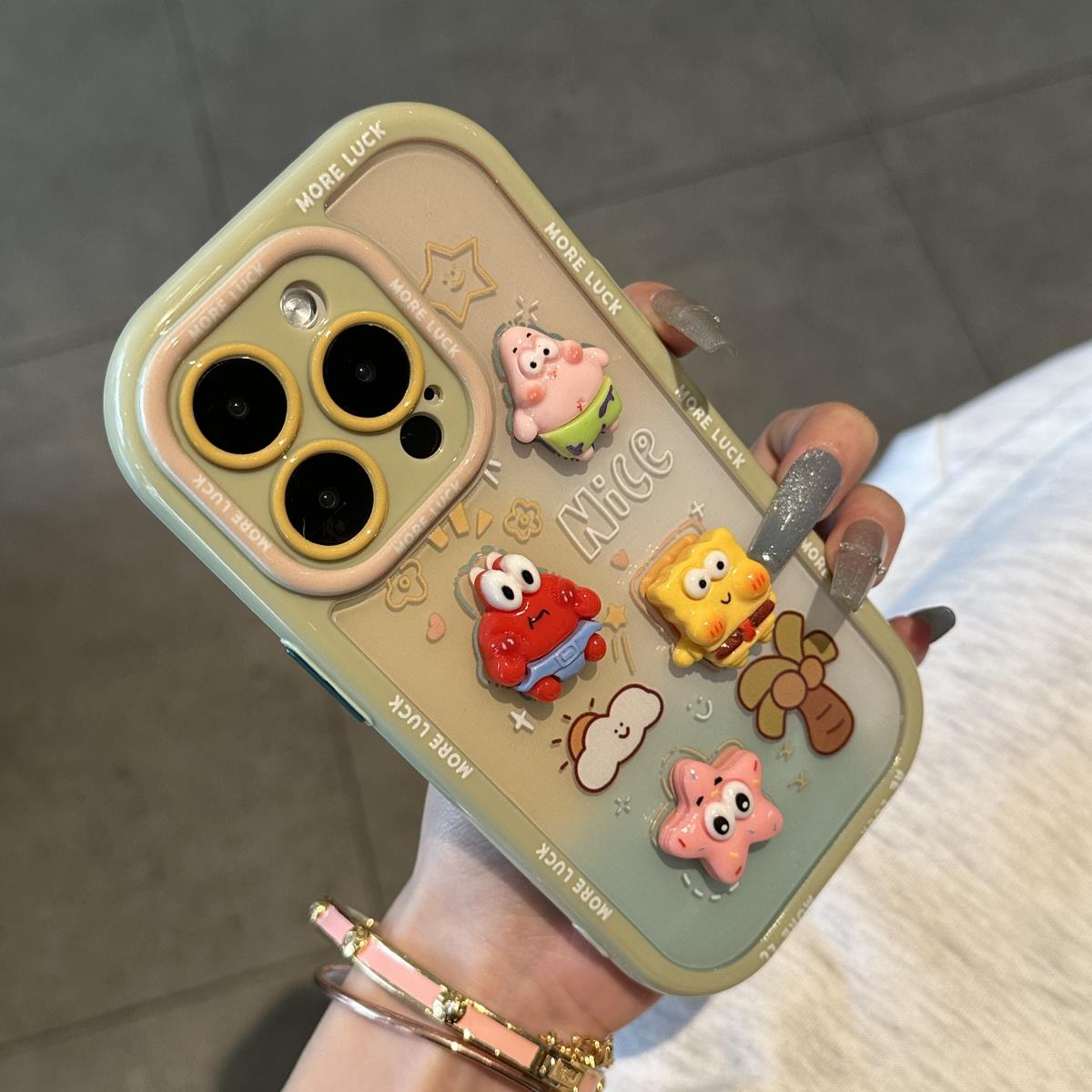 立体卡通动漫海绵宝宝维尼草莓熊贴件适用适用iPhone16promax苹果15手机壳新款华为mate70荣耀vivo小米OPPO女