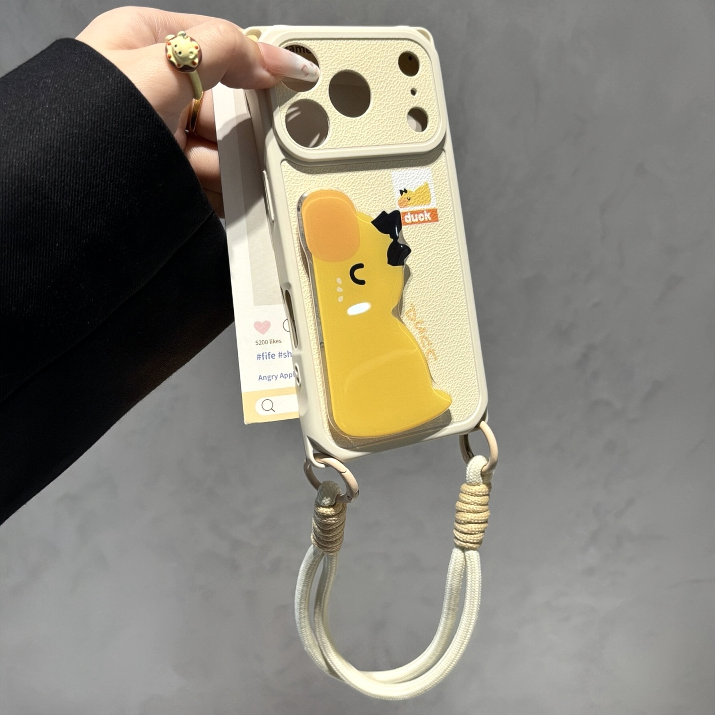 可爱趴趴小黄鸭适用苹果16pro折叠支架手机壳iPhone17Promax新款防摔四角挂绳华为mate80情侣小米17pro手机套