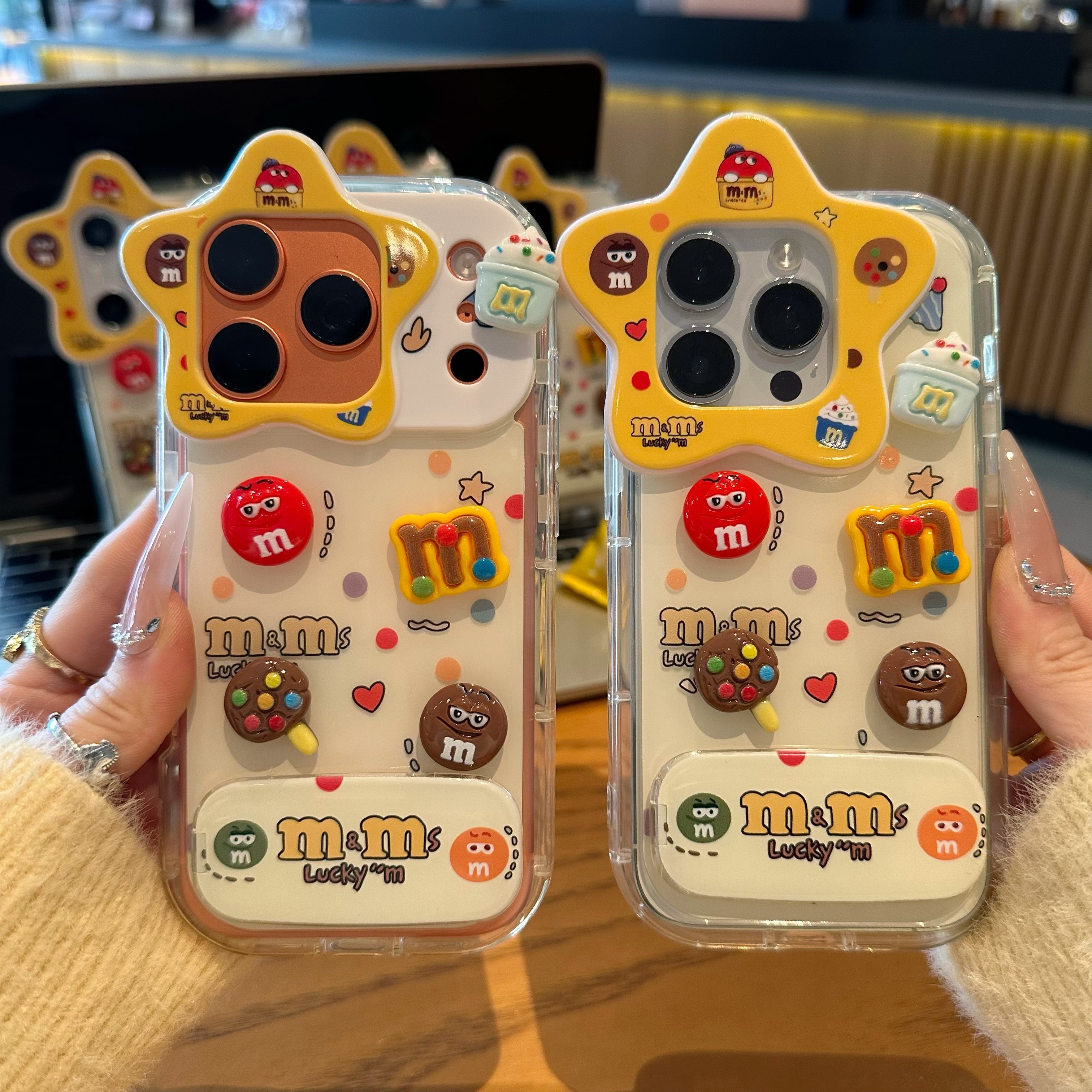 可爱趣味M豆适用苹果17promax镜面支架手机壳iPhone16新款公仔套装华为Mate70星星镜头vivox200全包荣耀400软